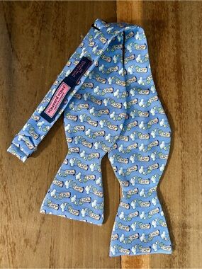 🌺Vineyard Vines blue 100% silk bow tie featuring a cocktail & thundercloud print